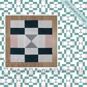 Op de afbeelding: Een quiltblokpatroon met een witte achtergrond en een geometrisch ontwerp in teal, grijs en roze. Het patroon bevindt zich op een houten oppervlak. De tekst "PDF pattern for sale" en "staceyscraftdesigns.com" is zichtbaar in de afbeelding.
