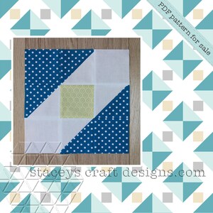 Op de afbeelding: Een quiltblokpatroon met een witte achtergrond, een geel vierkant in het midden en twee blauwe driehoeken met witte stippen aan elke kant. Het patroon heet "PDF pattern for sale" en is beschikbaar op "staceyscraftdesigns.com".
