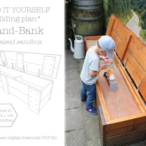 以下が含まれることがあります： 「Sand-Bank」と呼ばれる、持ち上げられた砂場のDIY建築計画。この計画には、ミリメートル、センチメートル、インチのサイズが含まれています。画像は、砂場の線画と、完成した砂場で遊ぶ子供の画像を示しています。