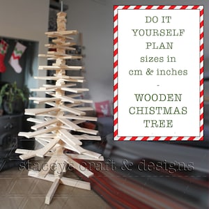 Op de afbeelding: Een doe-het-zelfplan voor het bouwen van een houten kerstboom. Het plan bevat maten in centimeters en inches. De afbeelding toont een afgewerkte houten kerstboom.