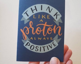 Tarjeta // Piense como un protón, siempre positivo, tarjeta de felicitación divertida de la ciencia del juego de palabras