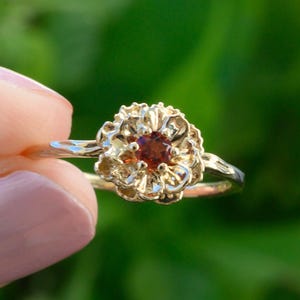 Anel Cravo Flor: Pedra do mês de janeiro em granada, ouro 14k ou prata