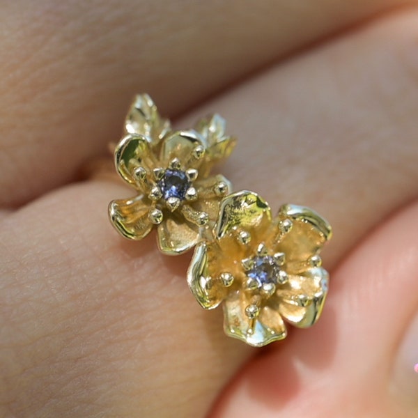 Kirschblüten Ring aus 585er Gelbgold mit 2mm echten blauen Saphiren