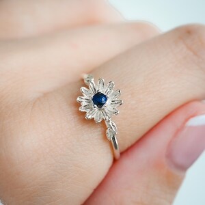 Asterbloemring: geboortesteen saffier, 14k gouden plaat, vermeil of massief zilver afbeelding 4
