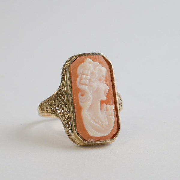 Estate sale Vintage 10k Shell Cameo Ring Ring in US size 7