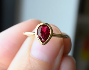 Anillo de rubí en forma de pera con engaste en bisel – Clásico moderno - Talla 5, oro amarillo de 10 k