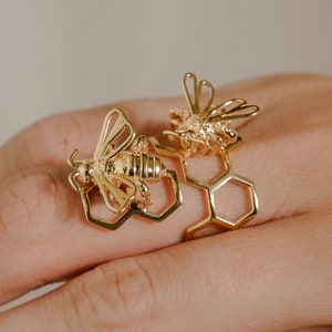 Biene Ring auf verstellbarem Hexagon Wabenband in 14k Gold Plate