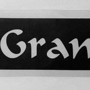 Puede incluir: Una plantilla negra con la palabra "Gran" escrita en blanco.