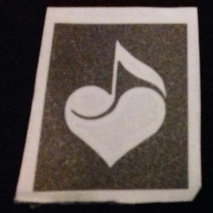 Muzieknoot in hartstencils voor etsen op glasorkest concertfestival liefde