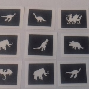 Op de afbeelding: Set van 15 zwart-wit sjablonen met verschillende mythische en prehistorische wezens, waaronder draken, dinosaurussen en een mammoet. De sjablonen zijn perfect voor knutselen, schilderen en decoreren.