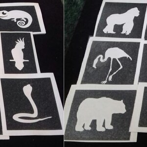 Op de afbeelding: Een set van 20 zwart-witte dieren sjablonen. De sjablonen zijn gedrukt op wit karton en bevatten een verscheidenheid aan dieren, waaronder een slang, een olifant, een zebra, een pauw, een gorilla, een kameleon, een flamingo, een leeuw, een neushoorn, een giraffe, een nijlpaard, een schildpad, een gekko en een beer.