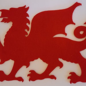 ウェールズドラゴンの赤いフェルトの形2個、高さ3インチ～7インチ - お好みのサイズをお選びください。ラグビー、セントデイビッドデー、観光、サッカー、ワールドカップ