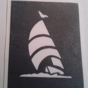 Puede incluir: Una plantilla en blanco y negro de un velero con una sola vela. El velero está orientado hacia la derecha y está parcialmente sumergido en el agua.