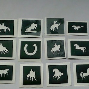 Op de afbeelding: Een set van 15 paard- en ruiterstencils, inclusief een hoefijzer, op een witte achtergrond. De stencils zijn gemaakt van wit materiaal en zijn ontworpen voor gebruik met verf of andere media.