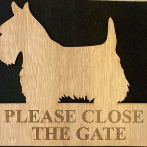 Könnte beinhalten: Holzzeichen mit der Silhouette eines Schottischen Terriers und dem Text "PLEASE CLOSE THE GATE".