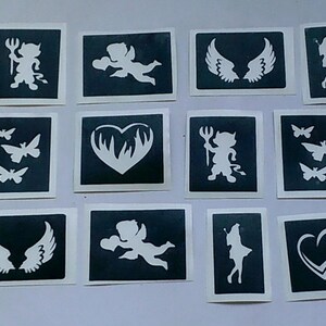 Op de afbeelding: Set van 16 zwart-wit sjablonen met verschillende hartontwerpen, waaronder harten met vleugels, pijlen en het woord "love".