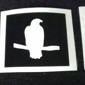 Puede incluir: Tres imágenes en silueta de pájaros en blanco y negro. La primera imagen es un pájaro con la cabeza girada hacia la izquierda. La segunda imagen es un pájaro posado en una rama. La tercera imagen es un pájaro con las alas extendidas.