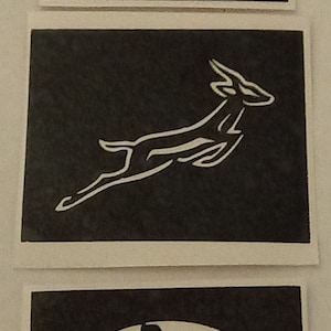 Peut inclure: Trois images en noir et blanc sur fond blanc. La première image montre une silhouette d'une personne courant avec un ballon dans les mains. La deuxième image montre une silhouette d'une antilope courant. La troisième image montre une silhouette d'une personne courant avec un ballon dans les mains.