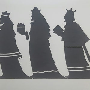 Op de afbeelding: Een grijswaardenafbeelding toont drie silhouetfiguren, elk met een kroon en een voorwerp. De figuren zijn gekleed in lange gewaden, wat wijst op een religieus of historisch thema. De afbeelding heeft een eenvoudige, grafische stijl.