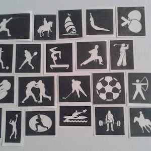 Puede incluir: Veinticuatro plantillas en blanco y negro que representan diversas actividades deportivas, como esgrima, equitación, vela, gimnasia, fútbol, tiro con arco, levantamiento de pesas, etc.