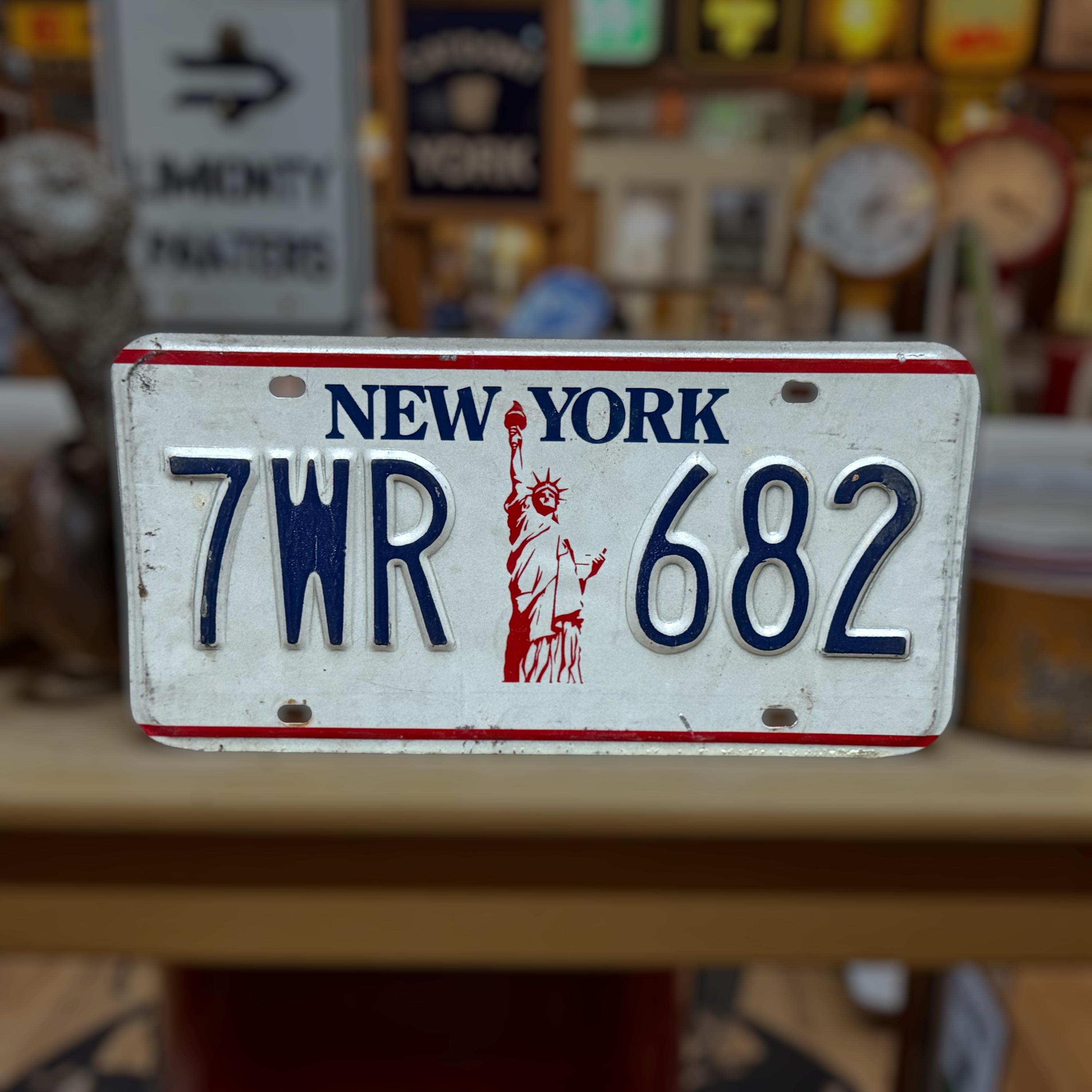 1986 New York License Plate 7WR 682 – Statue of Liberty Design