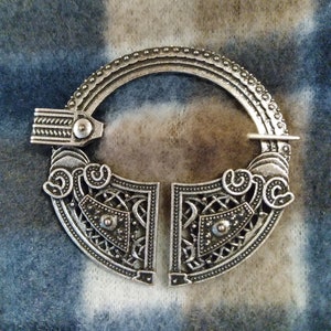 Renaissance Cloak Pin 2" Penannular Brooch Silver Tone CP25
