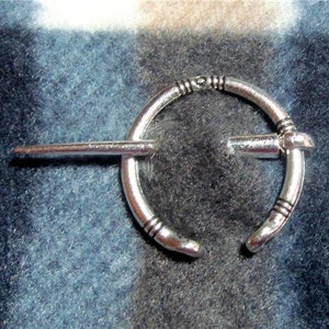 Viking Cloak Pin 1&quot; Penannular Brooch Antique Silver Tone CP8