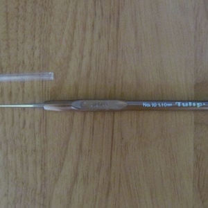 Tulip Fine Steel Crochet Hook with Comfortable Plastic Handle Size 10 Free Shipping
