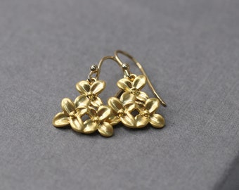 Ohrringe GOLD, matt, Plättchen Ohrringe, Plättchen, Sakura, Kirschblüte, Trendschmuck, kleines Geschenk, Brautjungfer, trend