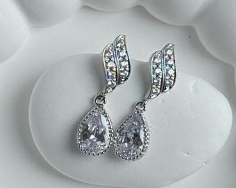 Rhodium-plated cubic zirconia bridal earrings with drop pendants – elegant earrings for weddings and bridal looks