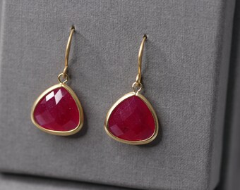 Boucles d’oreilles mat argent, jade, boucles d’oreilles nuptiale, bijoux de mariage, triangle pierre, bijoux en pierre, Boucles d’oreilles en argent, Boucles d’oreilles jade, Fuchsia