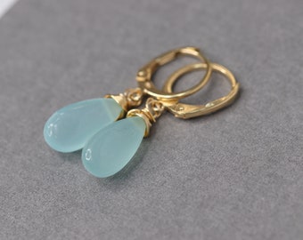 Zilveren mini hoepel oorbellen, edelsteen hoepel oorbellen, druppelsteen, aqua chalcedoon, chalcedoon hanger, turkoois, bruidsoorbellen, huwelijksjuwelen