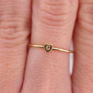 Ring mit Initialien, Ring mit Gravur, personalisierter Herz-Ring, 14K goldfilled  Stacking Ring, Band Ring, mini Gold Ring, Verlobungsring