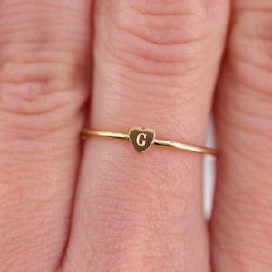 Ring mit Initialien, Ring mit Gravur, personalisierter Herz-Ring, 14K goldfilled  Stacking Ring, Band Ring, mini Gold Ring, Verlobungsring