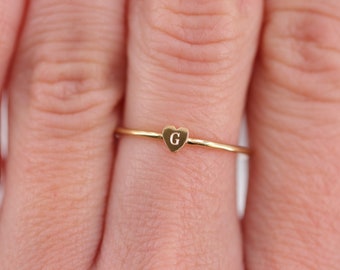 Ring met initialen, ring met gravure, gepersonaliseerde hartjesring, 14K goldfilled stapelring, bandring, mini gouden ring, verlovingsring