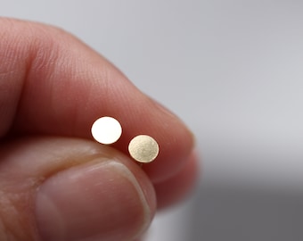 Orecchini a bottone circolari, piercing, orecchini a bottone rotondi, orecchini a bottone a piastra, tendenza, piccoli borchie a punti, minimalisti, orecchini a bottone riempiti d'oro
