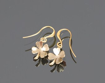 Ohrringe GOLD, matt, Plättchen Ohrringe, Plättchen, Leaf, Kleeblatt, Glücksbringer, Trendschmuck, kleines Geschenk, Brautjungfer, trend