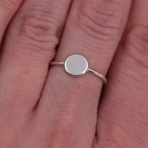 Sterlingsilber Ring mit Initialien, Ring mit Gravur, personalisierter Ring, Stacking Ring, Band Ring, mini silber Ring, Verlobungsring