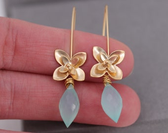 Gold Blumen Ohrringe, aqua Chalcedon Ohrringe, türkis, light blue, feine Ohrringe, matt gebürstet, Geschenk für Sie, Lange Ohrringe