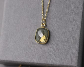 Goldfilled necklace, necklace with labradorite pendant, gold necklace, labradorite necklace, necklace with gemstone pendant, gemstone jewelry