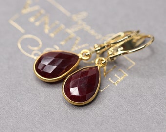 Goud gevulde oorbellen, oorbellen robijn, granaat oorbellen, bruiloft sieraden, edelsteen sieraden, rode steen, sieraden set, birthstone,