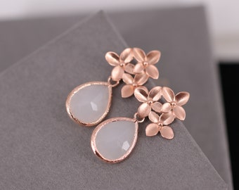 Rosègold Ohrstecker, Ohrringe rosè, Brautschmuck, milchglas, Brautohrringe, Hochzeitsschmuck, Kristall, weiße Ohrringe,  Kirschblüte, Sakura