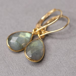 Boucles d’oreilles remplies d’or, boucles d’oreilles en pierres précieuses, boucles d’oreilles en or, labradorite, pierre de lune, gris, boucles d’oreilles nuptiales, bijoux de mariage, mini boucles d’oreilles, brisur