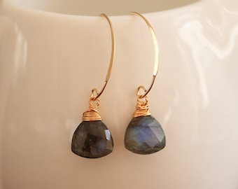 Boucles d'oreilles remplies d'or avec Labradorite, boucles d'oreilles longues, bijoux de mariée, boucles d'oreilles en or avec bijoux de mariage Labradorite, boucles d'oreilles triangle