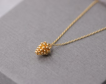 Collier d’or, Necklace, chaîne avec des pommes de pin, Pinecone, chaîne d’or, cône pendentif, la tendance bijoux