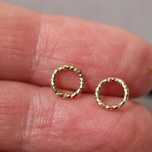 Circle stud earrings, piercing, round stud earrings, gold circle stud earrings, trend, tiny, simple jewelry, minimalist, goldfilled stud earrings