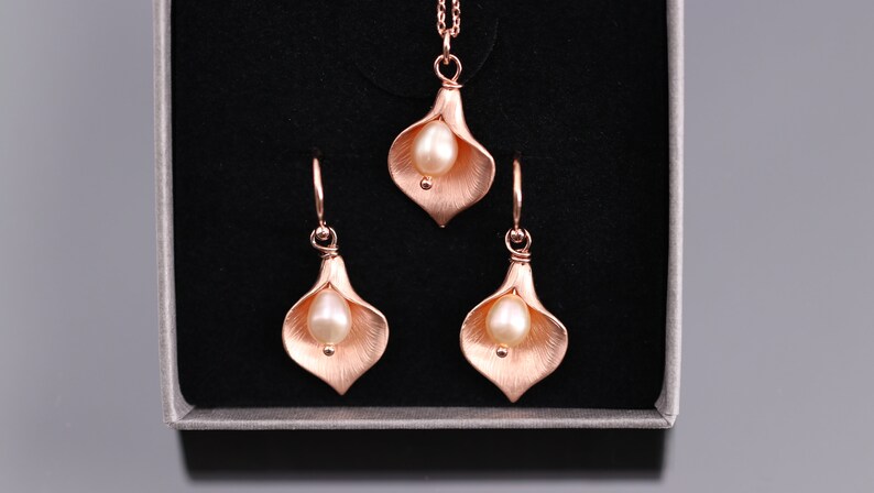 Ohrringe Set Roségold Lilie Calla Ohrringe Süßwasserperle Orchidee Bild 4