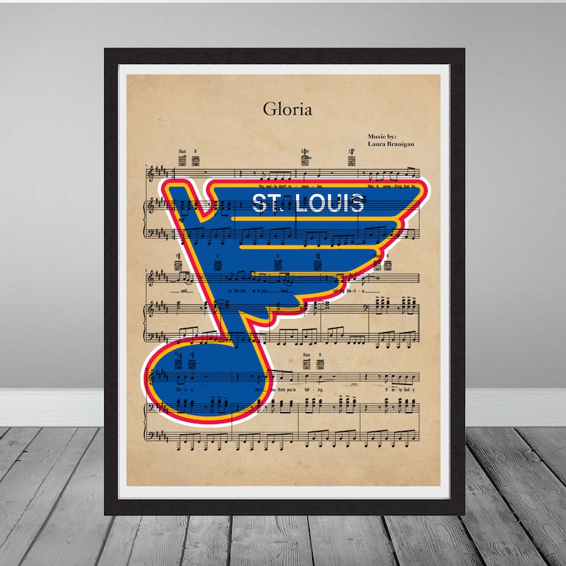 Puede incluir: Una partitura de m&uacute;sica de estilo vintage con la canci&oacute;n "Gloria" de Laura Branigan. Las notas musicales est&aacute;n superpuestas al logotipo del equipo de hockey de los Blues de St. Louis, una nota azul con acentos amarillos y rojos y las palabras "ST. LOUIS" en amarillo.