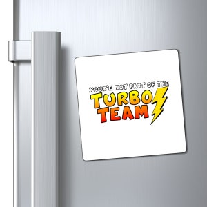 Pode incluir: Ímã de geladeira quadrado branco com o texto "You're not part of the Turbo Team" em letras amarelas e laranja com um raio amarelo.