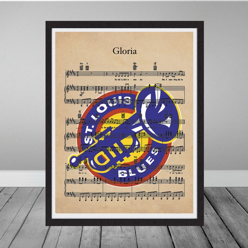 Puede incluir: Una partitura de m&uacute;sica vintage con la canci&oacute;n "Gloria" impresa en ella. La partitura est&aacute; superpuesta con un logotipo de los St. Louis Blues que presenta una trompeta en azul, amarillo y rojo.